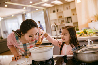 年轻妈妈和女儿在厨房亚洲清晰影相