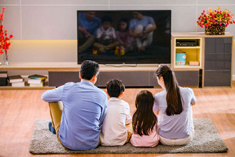 幸福家庭在看电视享乐氛围拍摄