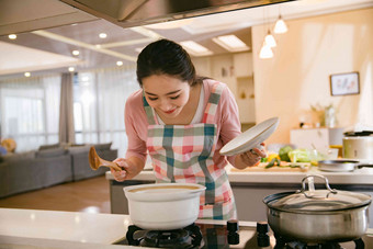 青年女人在厨房煲汤