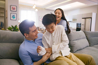 幸福家庭在客厅舒适清晰拍摄
