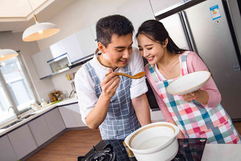 年轻夫妇在厨房煲汤美味高端相片