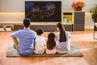 幸福家庭在看电视摄影高清影相