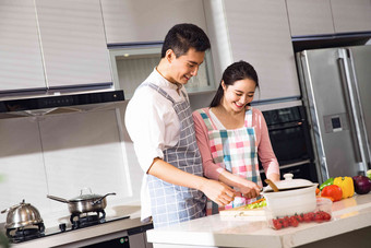 年轻夫妇在厨房炊具高端素材