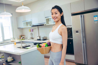 穿着运动装的青年<strong>女人</strong>在厨房亚洲高端相片
