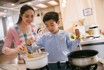 年轻妈妈和儿子在厨房生活方式高端照片