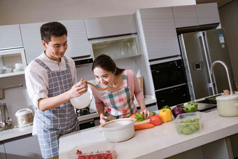年轻夫妇在厨房煲汤饮食氛围镜头