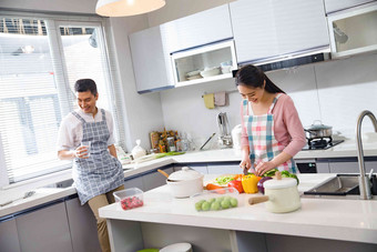 年轻夫妇在厨房饮食清晰摄影图