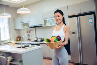 穿着运动装的青年女人在厨房成年人素材