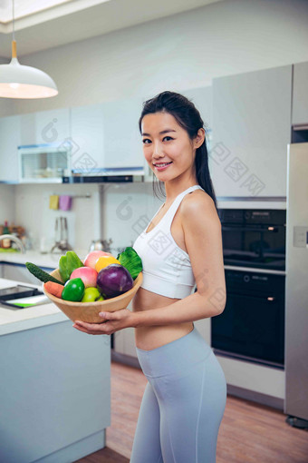 穿着运动装的青年女人在厨房中国人高端相片