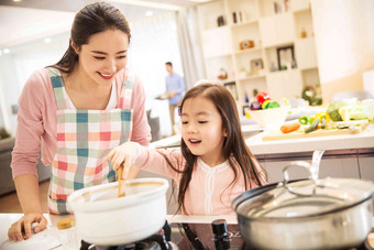 年轻妈妈和女儿在<strong>厨房</strong>