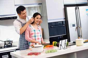 年轻夫妇在厨房彩色图片高端镜头
