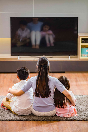 幸福家庭在<strong>看电视</strong>彩色图片场景