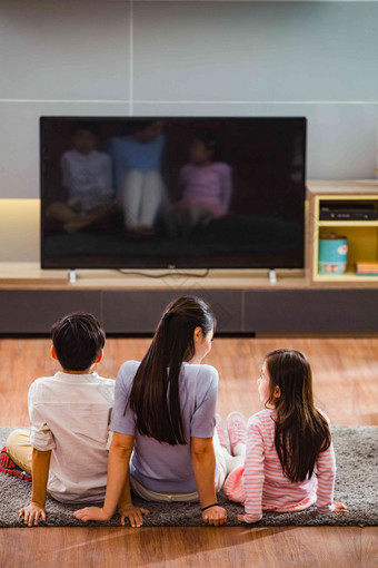 幸福家庭在看电视休闲装高质量摄影图