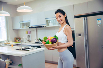 穿着运动装的青年女人在厨房青年人素材