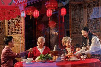 幸福东方家庭过年吃团圆饭中国写实拍摄