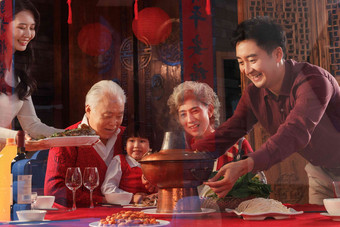 幸福东方家庭过年吃团圆饭东亚写实拍摄