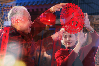 中国老年夫妇贴窗花古典式写实图片