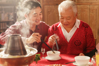 幸福父子一起吃火锅健康的高端照片