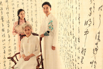 穿中式服装的复古家庭女儿氛围影相