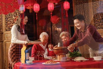 幸福东方家庭准备过年吃的团圆饭饮食高质量摄影图