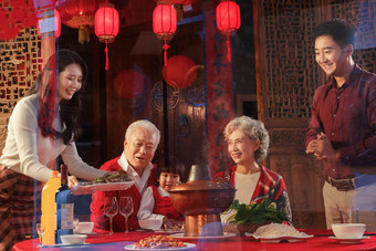 幸福东方家庭准备过年吃的团圆饭孙辈镜头
