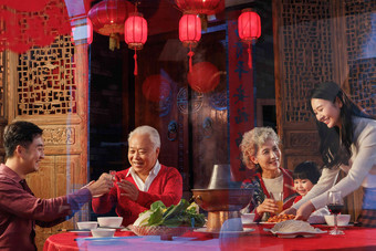 幸福东方家庭过年吃团圆饭新年氛围拍摄