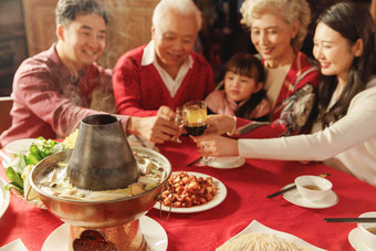 幸福的东方家庭过年举杯庆祝红酒清晰摄影图