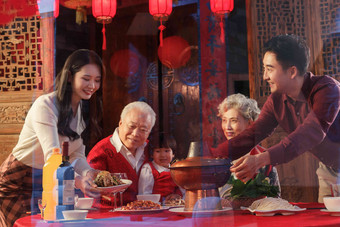 幸福东方<strong>家庭</strong>准备过年吃的团圆饭坐着清晰摄影图