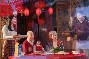 幸福东方家庭准备过年吃的团圆饭儿童高清照片