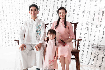 穿中式服装的复古家庭