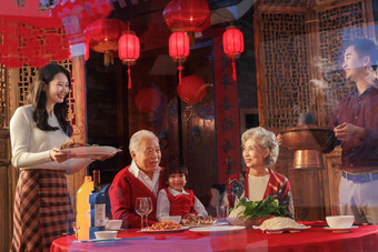幸福东方家庭准备过年吃的团圆饭五个人高质量素材