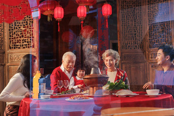 幸福的东方家庭过年吃团圆饭东方人写实素材