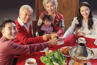 幸福的东方家庭过年举杯庆祝儿童氛围镜头