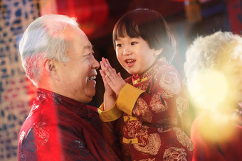 快乐的祖孙俩庆贺新年拍手氛围场景
