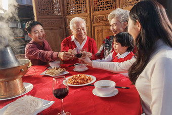 幸福的东方家庭过年举杯庆祝儿童摄影图