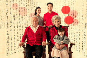 快乐的东方家庭庆贺新年祖父母写实图片