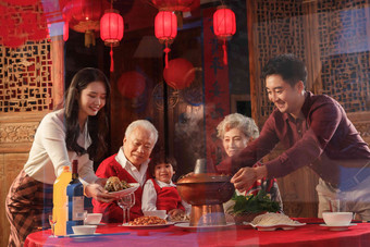 幸福的东方家庭准备过年吃团圆饭餐桌氛围影相