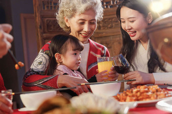 青年女人和女儿干杯庆祝老年人高清图片