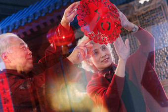 中国老年夫妇贴窗花中国人氛围照片