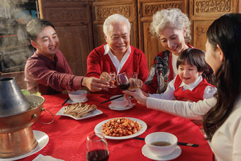 幸福的东方家庭过年举杯庆祝