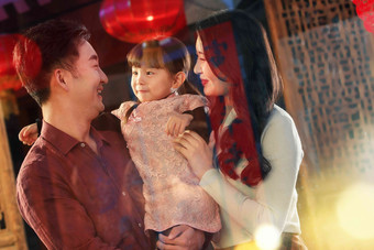 快乐的一家三口欢度新年中国人高质量图片