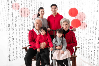 幸福的东方家庭庆贺新年坐着高质量摄影图