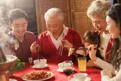 幸福东方家庭过年吃年夜饭