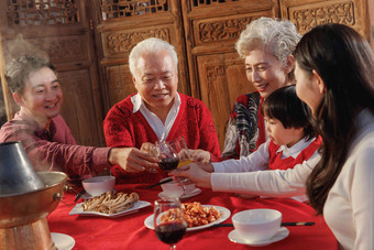 幸福的东方家庭过年举杯庆祝