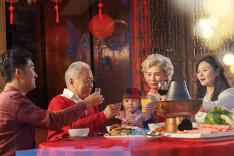 幸福东方家庭过年吃年夜饭饮食高清摄影图