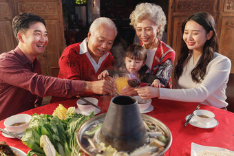 幸福的东方家庭过年<strong>举杯</strong>庆祝