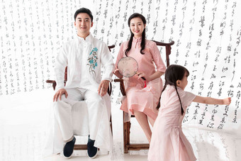 穿中式服装的复古家庭