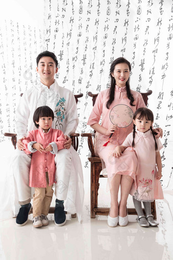 穿中式服装的四口之家优雅清晰照片