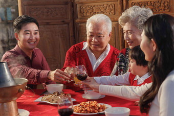 幸福的东方家庭过年举杯庆祝干杯拍摄