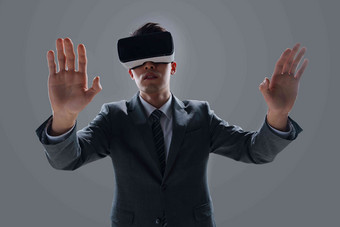 戴VR眼镜男士虚拟现实自动化未来